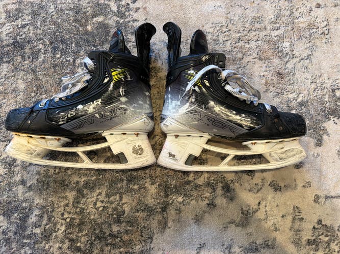 2023 Bauer Vapor Hyperlite 2 Hockey Skates Regular Width 6.5 (Used)