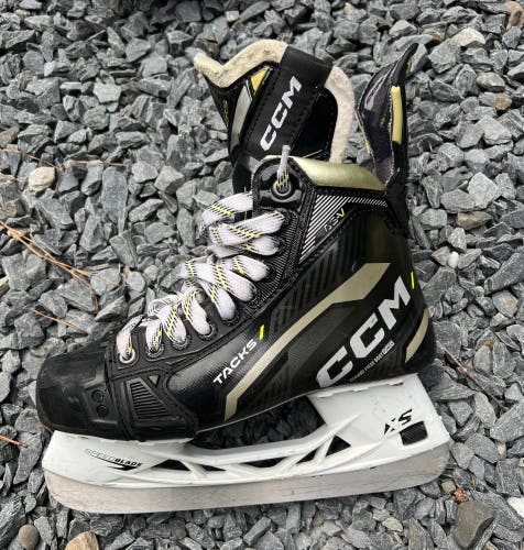 2022 CCM AS-V Hockey Skates Regular Width 6 (Used)