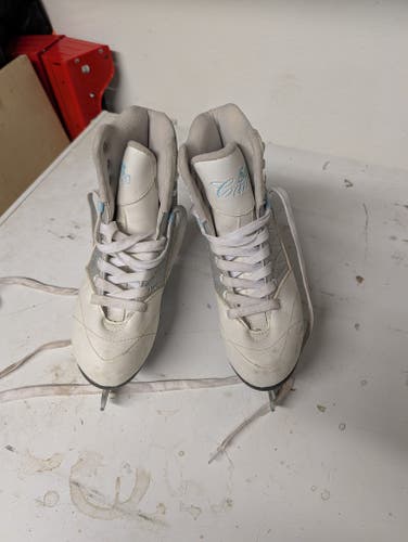 Soft Skates Figure Skates B Adult 6 (Used)