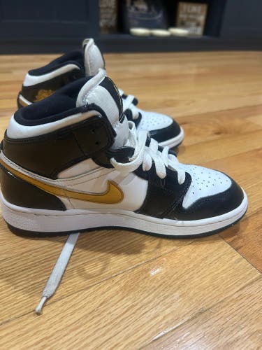 Kid's 3.5Y (Big Kids / Youth) Air Jordan Shoes (Used)