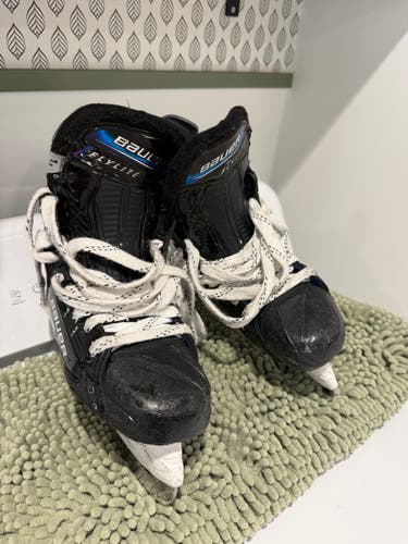 2025 Bauer Vapor Flylite Hockey Skates Regular Width Size 1.5 (Used)