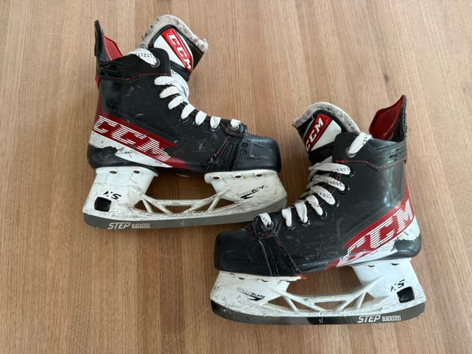 CCM JetSpeed FT4 Hockey Skates Regular Width Size 2.5 (Used)