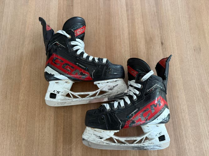 CCM JetSpeed FT6 Pro Hockey Skates Regular Width Size 2.5 (Used)