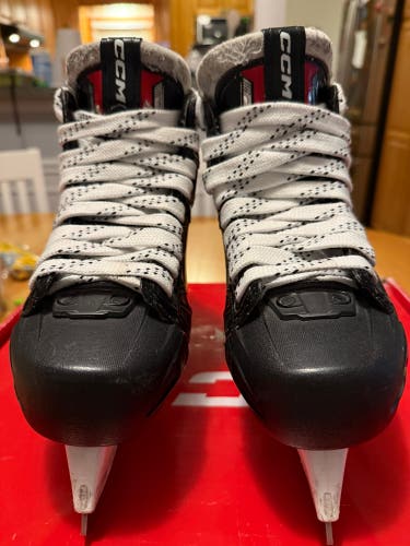 Ccm EFLEX 6.9 goalie skates intermediate - Skate Size 4, Shoe Size 5