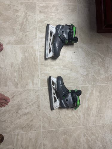 Black/Gray Bauer Konekt Hockey Skates Regular Width Size 4 (Used)