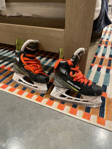 Bauer Vapor X4 Hockey Skates Regular Width Size 2 (Used)