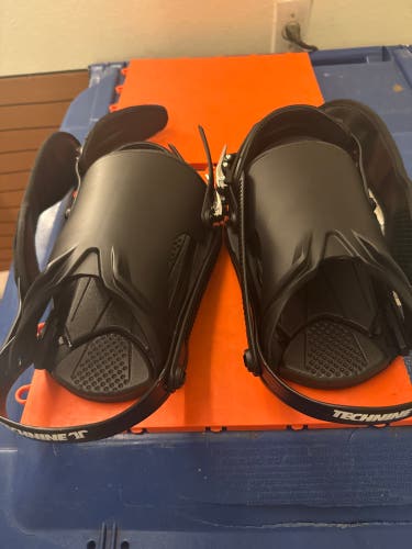 Medium Technine Snowboard Bindings All Mountain (Used)