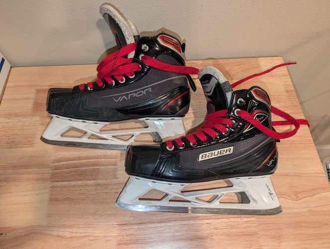 Bauer Vapor X700 Hockey Goalie Skates Regular Width 8.5 (Used)