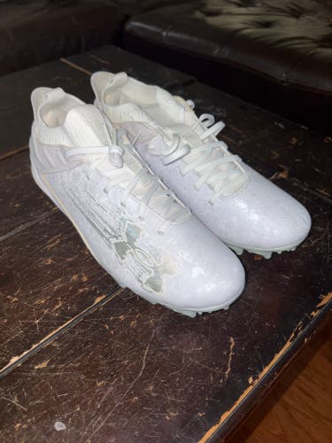 White Unisex Size M 7.5 (W 8.5) Under Armour Spotlight Low Top Molded Cleats (New)