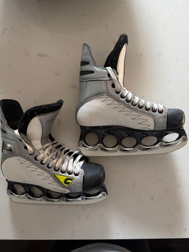 White 2010 Graf Supra 735 Hockey Skates Regular Width 8.5 (Used)