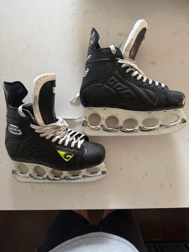 Black 2010 Graf Ultra G5 Hockey Skates Regular Width 9 (Used)