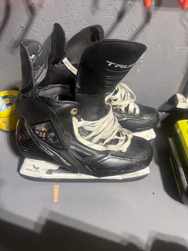True Pro Custom Hockey Skates Regular Width 9.5 (Used)