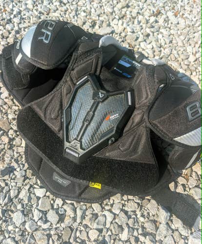 Junior Medium Bauer Supreme M5 Pro Shoulder Pads (Used)