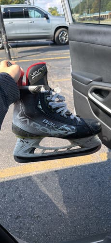 2021 Bauer Vapor Hyperlite Hockey Skates Regular Width 8 (Used)