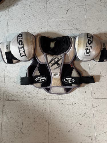 Small Senior CCM Tacks 662 Shoulder Pads (Used)