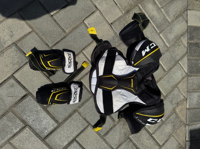 Men's Medium CCM Shoulder Pads