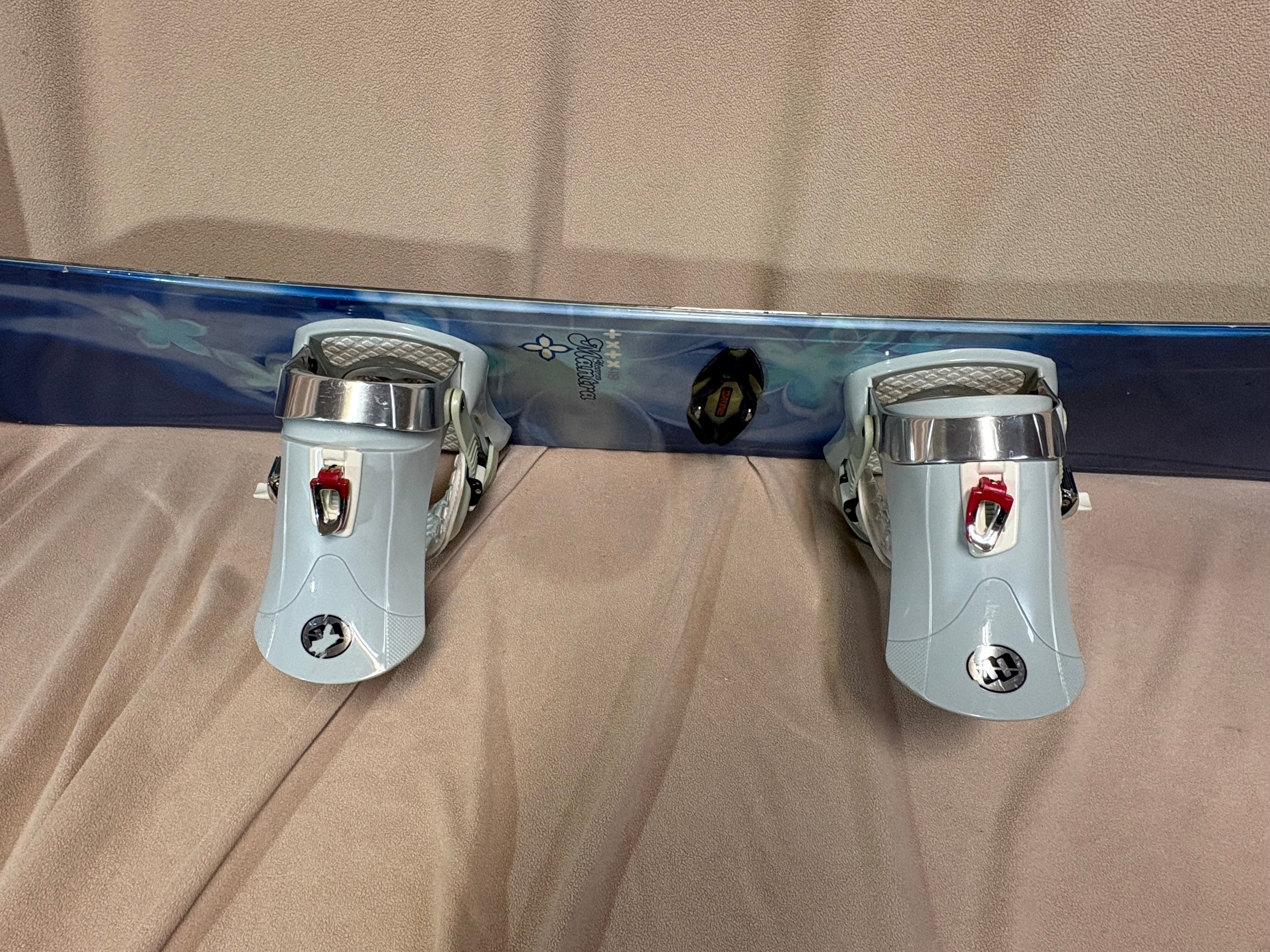 Women's Morrow Mantra Snowboard With Medium Bindings 148 cm (Used