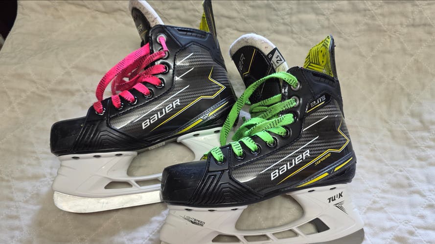 Black/Yellow 2024 Bauer S24 Supreme Elite (SMU) Hockey Skates Regular Width Size 2.5 (Used)