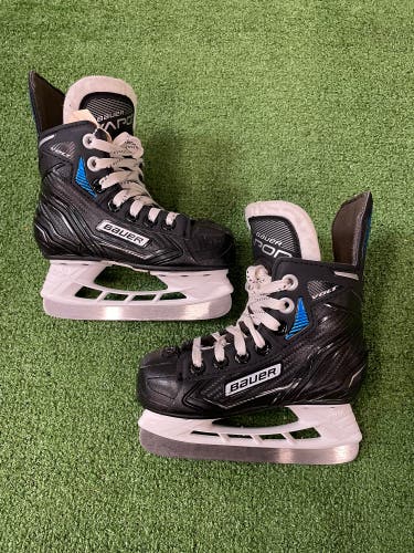 Youth Bauer Vapor VOLT Hockey Skates Regular Width 8 (Used)