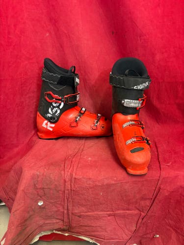 Ski Boots: Red and black Rossignol Evo downhill ski boots
Size: 31-32.5,
368mm