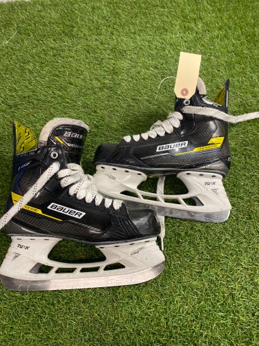 Intermediate Bauer S22 Supreme Comp (SMU) Hockey Skates 6.5 (Used)