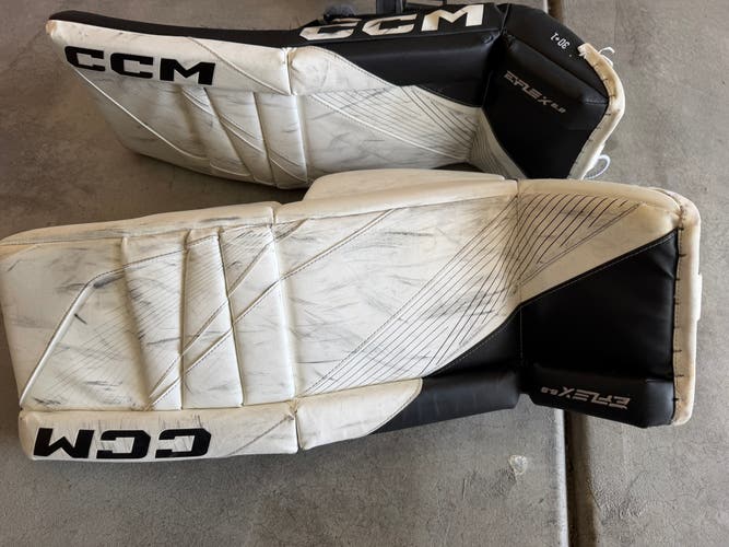 30" CCM EFlex 6.9 Goalie Leg Pads (Used)