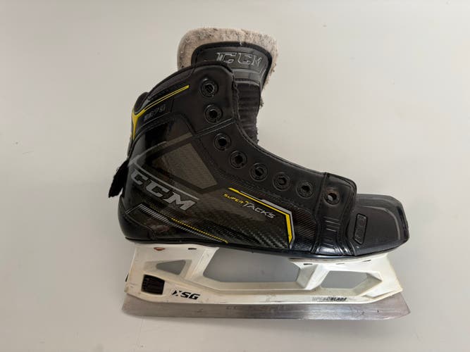 2020 CCM Super Tacks 9370 Hockey Goalie Skates Regular Width Size 2.5 (Used)