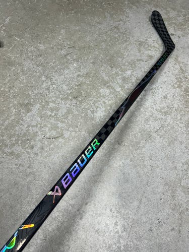 77 Flex P28 Senior Bauer Flylite Left Hand Hockey Stick Pro Stock (Like New)