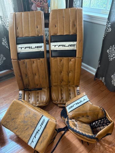 34" True L87 Regular Goalie Full Set (Used)
