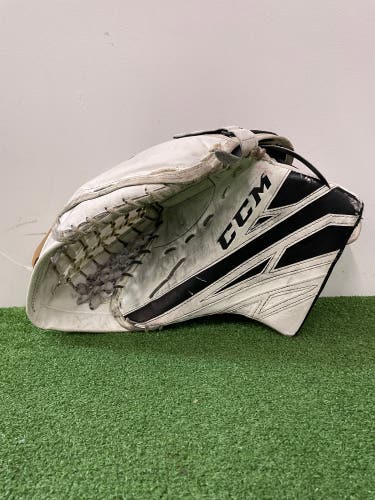 Black Junior CCM Extreme Flex E4.5 Goalie Gloves & Blockers Regular (Used)