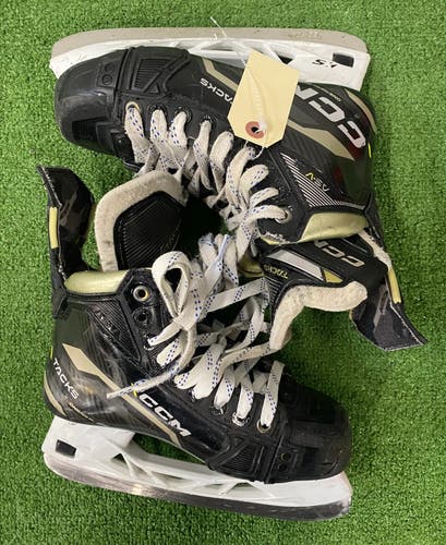 Intermediate CCM AS-V Hockey Skates Size 5 (Used)