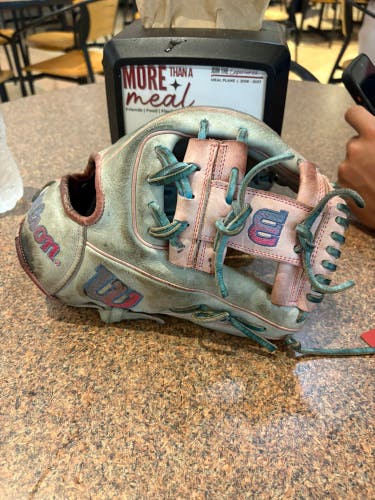 Wilson A2000 RH Infield Baseball Glove 11.5" (Used)