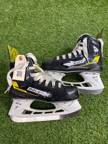 Bauer Supreme Comp Hockey Skates Regular Width Size 4.5 (Used)