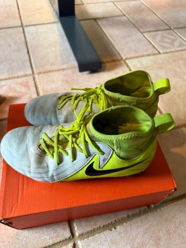 White Kids 4Y (Big Kids / Youth) Nike Phantom Luna Elite Molded Cleats Cleats (Used)