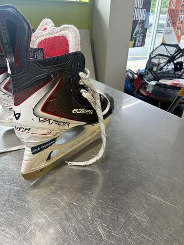 Bauer Vapor Fly30 Hockey Skates Size 5.5 (Used)
