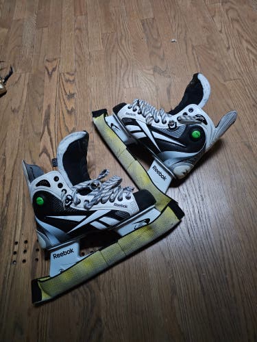 Black/White 2009 Reebok 11K Pump Hockey Skates Regular Width 8.5 (Used)