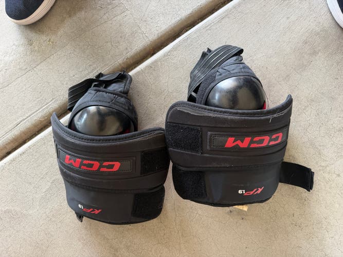 CCM kp 1.9 knee guards intermediate (Used)