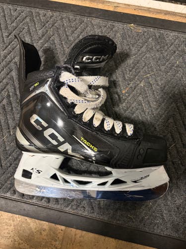 Black/Gray 2024 CCM Tacks XF 90 Hockey Skates Size 5 (Used)