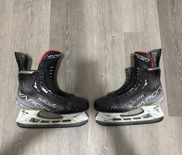 2021 Bauer Vapor Hyperlite Hockey Skates Wide Width 9.5 (Used)