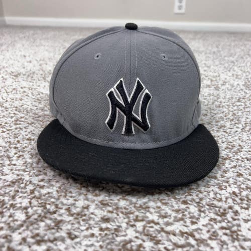 New York Yankees Hat Cap Fitted Mens 7 1/2 Gray Black MLB Baseball New Era Sport