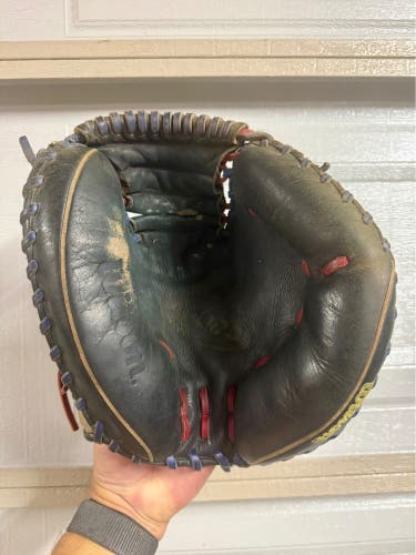 Wilson A2000 RH Catcher's Baseball Glove 33.5" (Used)