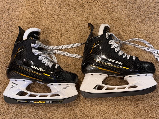 New in Box 2024 Bauer Supreme M5 Pro Hockey Skates Size 4.5 Fit 3