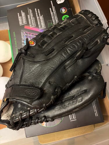 Easton Black Magic Series RH Baseball Glove 13" (Used)