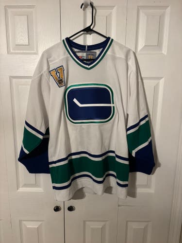Vancouver Canucks Vintage Medium Men's CCM Jersey (Used)