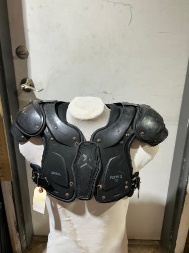 Small Youth Xenith Flyte Shoulder Pads (Used)