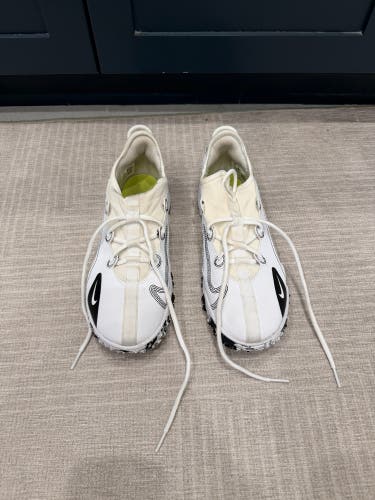 White Kids 6Y (Big Kids / Youth) Youth Nike Low Top Turf Cleats (Used)