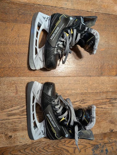 Bauer Supreme M40 Hockey Skates Regular Width Size 2 (Used)