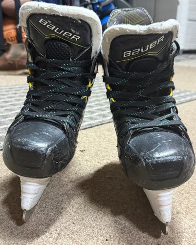 Bauer Supreme M40 Junior Hockey Skates Size 2.5 EE WIDE (used)