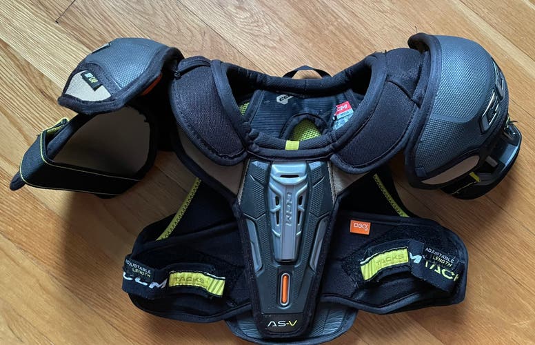 Medium Youth CCM Tacks Shoulder Pads (Used)