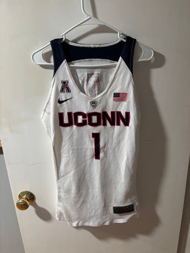 UCONN women’s basketball jersey